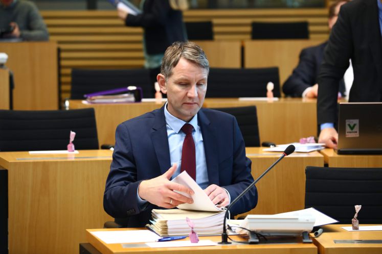 Björn Höcke (AfD) sitzt vor der Sitzung des Thüringer Landtages im Plenarsaal.