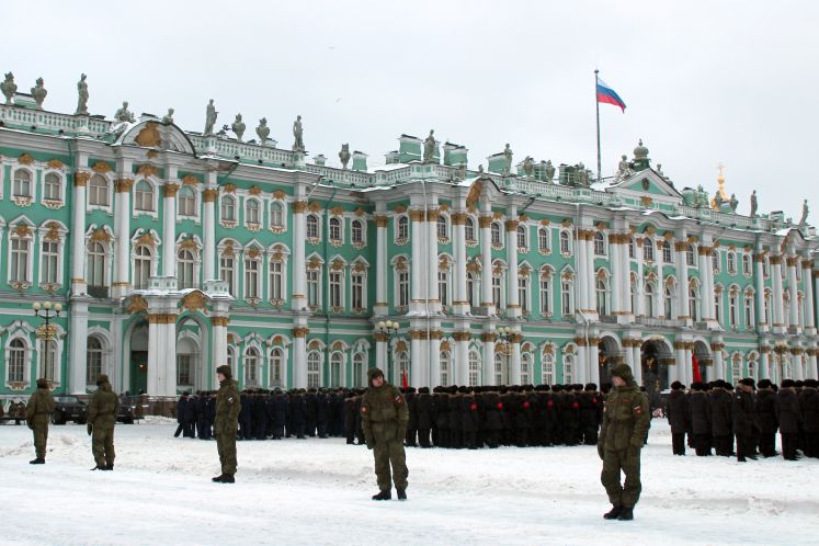Soldaten üben vor dem einstigen Zarenpalast für eine Parade zum Gedenken an die Blockade von Leningrad.