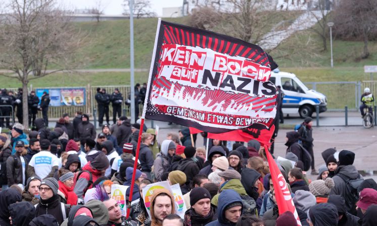 Teilnehmer einer Demonstration versammeln sich vor der Sachsen- Arena und halten ein Transparent "Kein Bock auf Nazis". Sie protestieren gegen den Bundesparteitag der AfD, der zeitgleich dort abgehalten wird