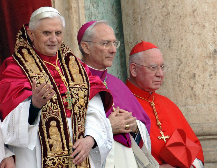 Der neugewählte Papst, der deutsche Joseph Ratzinger (l) winkt am Dienstag (19.04.2005) vom Balkon des Vatikan.