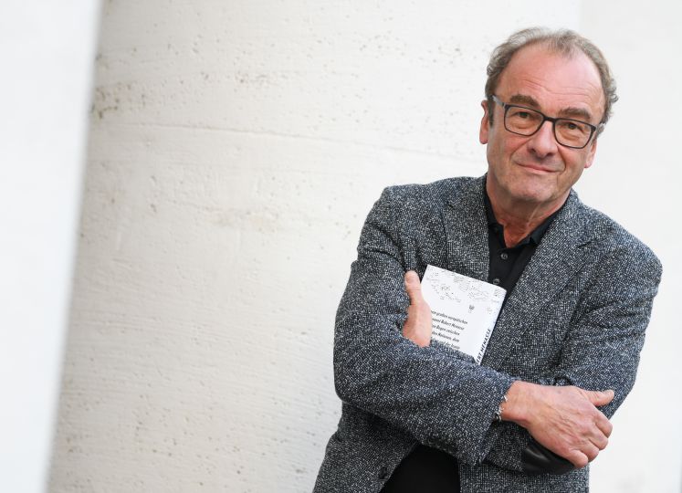 Der österreichische Autor Robert Menasse blickt am 23.09.2017 am Rande einer Lesung im Literaturhaus in Frankfurt am Main (Hessen) in die Kamera. 
