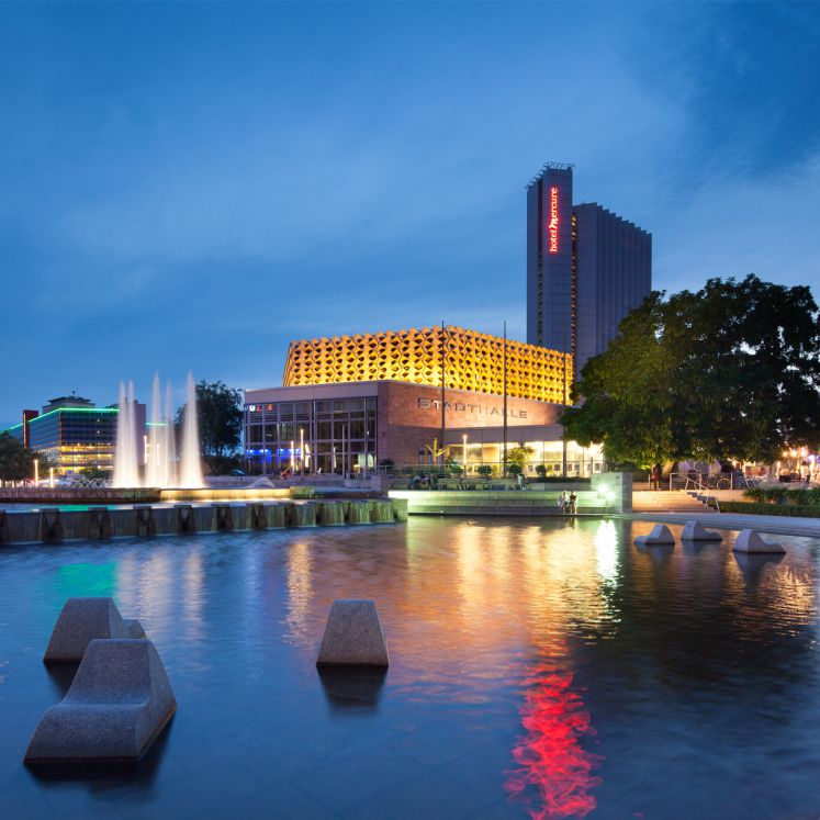 Stadthalle Chemnitz in der Abenddämmerung