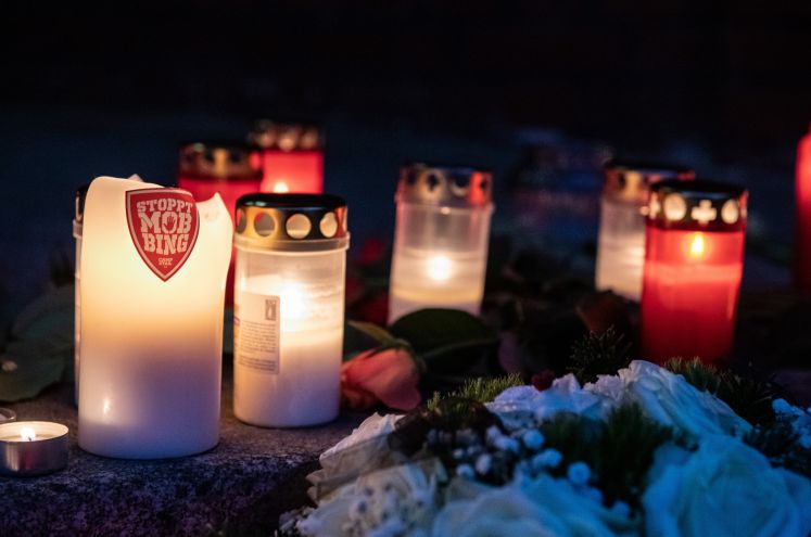 Auf den Stufen zum Eingang der Hausotter-Grundschule in Berlin Reinickendorf steht neben Windlichtern eine Kerze mit der Aufschrift «Stoppt Mobbing»