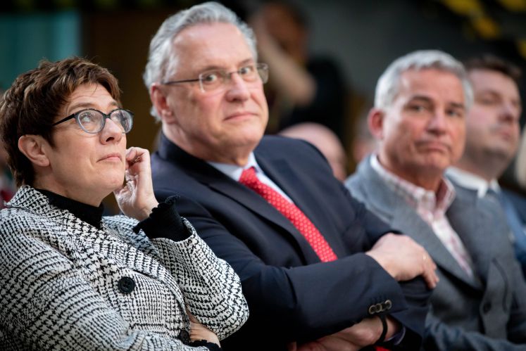 Die neue CDU-Vorsitzende Annegret Kramp-Karrenbauer bei den Werkstattgesprächen der CDU. Neben ihr sitzen Bayerns Innenminister Joachim Hermann und Baden-Württembergs Innenminister Thomas Strobl