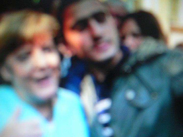 Unscharfes Bild von Angela Merkel während ihres Selfies mit einem Flüchtling