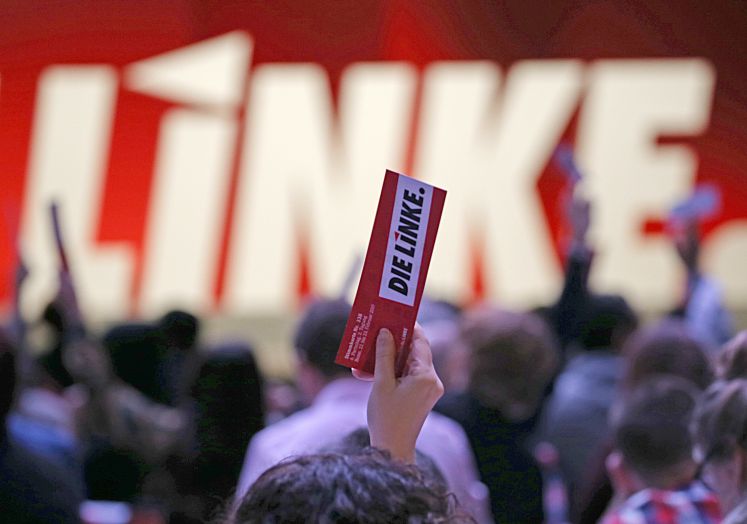 Ein Teilnehmer des Parteitags der Linken stimmt per Hand ab