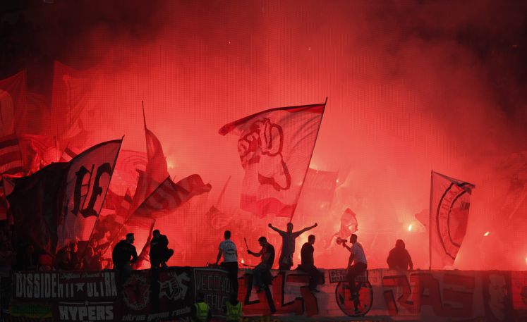 19.10.2018, Hessen, Frankfurt/Main: Fußball Bundesliga, 8. Spieltag: Eintracht Frankfurt - Fortuna Düsseldorf in der Commerzbank-Arena. Düsseldorfs Fans brennen im Fanblock Pyrotechnik ab.