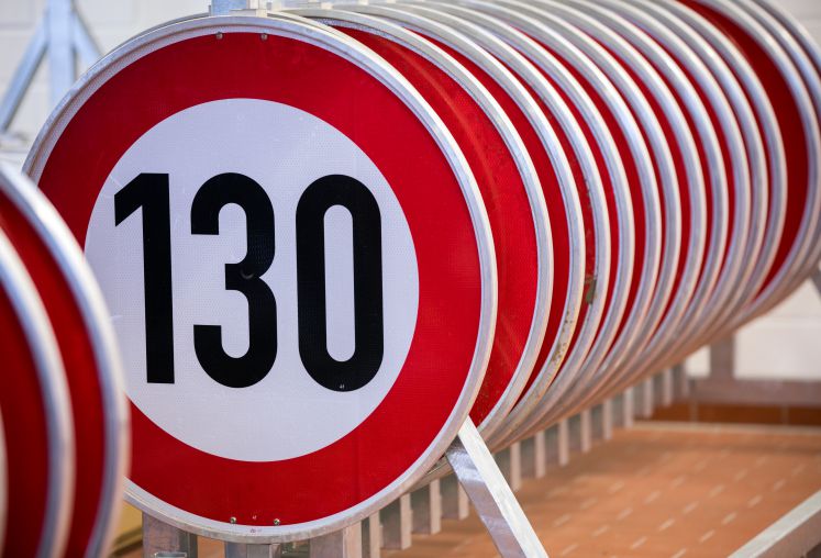 Paritégesetz, Tempolimit, Flugverbot, Kohleausstieg: immer häufiger werden undemokratische Zwangsmaßnahmen gefordert. Insbesondere unter den politisch Engagierten ist es chic geworden, ganz offen nach der Öko-Diktatur zu rufen. Und kaum einer widerspricht. Das ist auch deshalb so gefährlich, weil diese Forderungen aus der Mitte der Gesellschaft kommen. Doch Demokratie ist keine Schönwetterstaatsform.