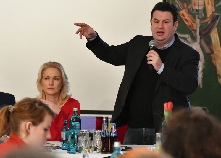 Manuela Schwesig, stellvertretende SPD-Vorsitzende, verfolgt die Ausführungen von Hubertus Heil (SPD), Bundesminister für Arbeit und Soziales, beim zweitägigen Jahresauftakttreffen der ostdeutschen Sozialdemokratie. 