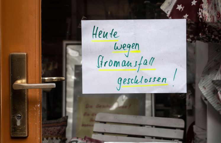 20.02.2019, Berlin: Ein Zettel "Heute wegen Stromausfall geschlossen!" hängt in Köpenick an der Tür eines Geschäftes. Seit dem Stromausfall in Köpenick am 19. Februar sind mehr als 30 000 Haushalte ohne Strom. Ausgelöst wurde der Blackout bei Bauarbeiten an der Salvador-Allende-Brücke. 