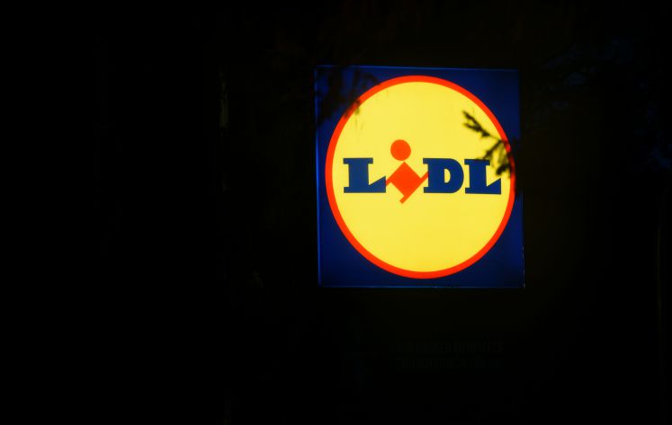 Das Logo der Supermarktkette "Lidl", fotografiert am 28.01.2016 in Potsdam (Brandenburg)