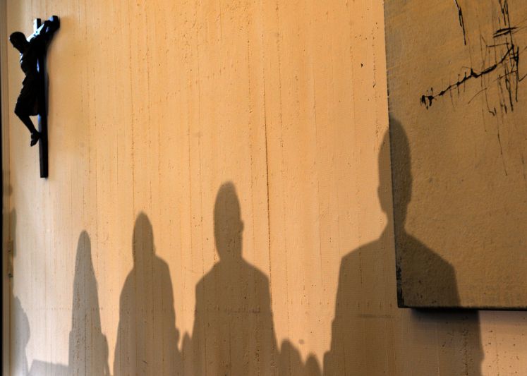 Bei der Pressekonferenz der Deutschen Bischofskonferenz werfen die Protagonisten am Dienstag (31.08.2010) in Trier Schatten bei der Vorstellung der neuen Missbrauchsleitlinien der katholischen Kirche. Die neuen Leitlinien sollen nicht nur für katholische Geistliche, sondern auch Ordensangehörige und Mitarbeiter im Bereich der Deutschen Bischofskonferenz gelten. 