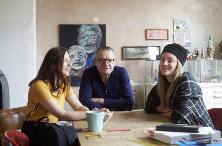 Beate Düber, Jan und Nina Kummer beim Plausch in  der heimischen Küche