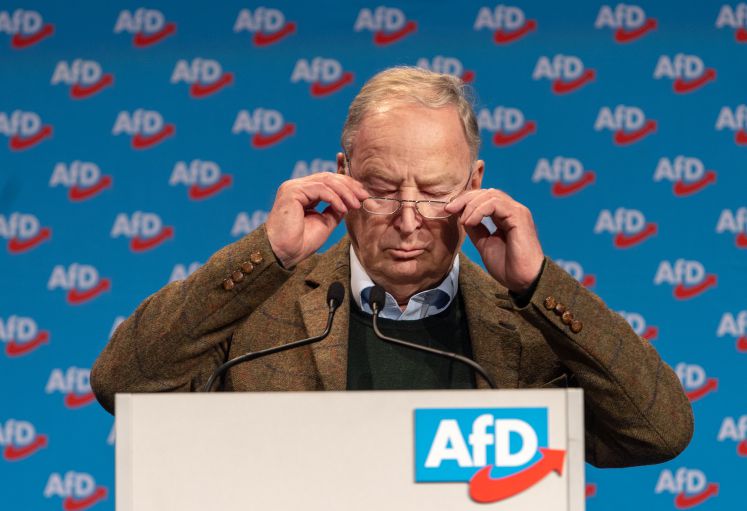 Alexander Gauland, Fraktionsvorsitzender der AfD im Bundestag und AfD Bundessprecher, setzt sich vor seiner Rede bei der Europawahlversammlung der Alternative für Deutschland in der Sachsen-Arena seine Brille auf. 