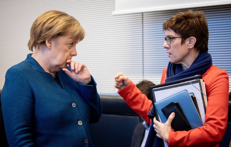 Bundeskanzlerin Angela Merkel (l, CDU) und Annegret Kramp-Karrenbauer, CDU-Bundesvorsitzende, unterhalten sich zu Beginn der Unions-Fraktionssitzung im Bundestag.