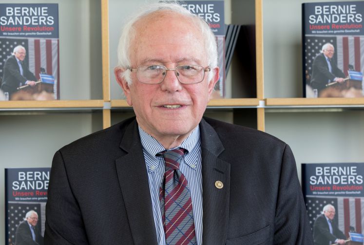 Der US-Politiker und ehemalige Präsidentschaftsbewerber Bernie Sanders spricht am 31.05.2017 in Berlin im Ullstein-Verlag mit einem Journalisten der Deutschen Presse-Agentur 