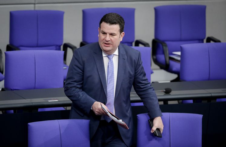 Hubertus Heil (SPD), Bundesminister für Arbeit und Soziales, nimmt an der Sitzung des Bundestages teil.