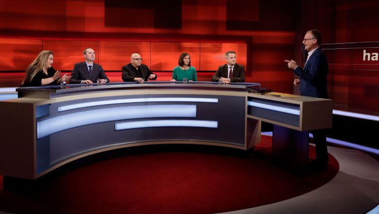Frank Plasberg und seine Gäste bei Hart, aber fair