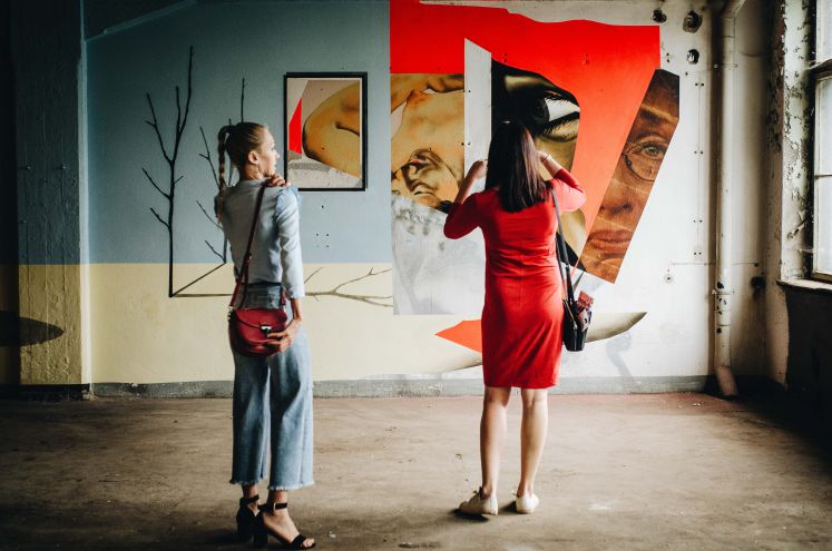 Besucher bei der ibug in Chemnitz betrachten ein Kunstwerk