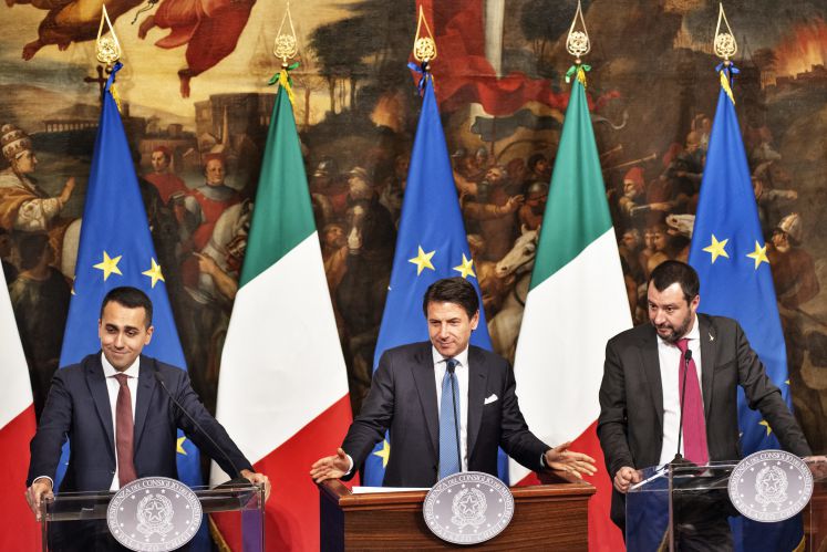 Luigi Die Maio, Giuseppe Conte und Matteo Salvini bei einem gemeinsamen Statement.