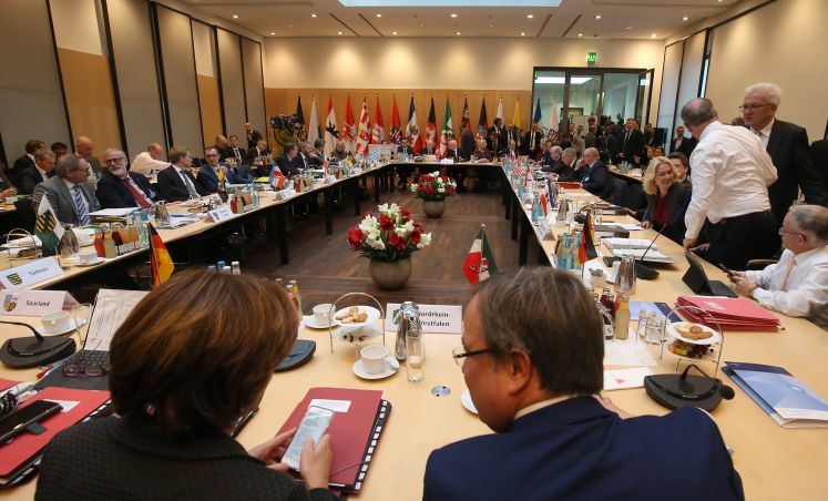Armin Laschet (CDU, vorne r), Ministerpräsident in Nordrhein-Westfalen, und Malu Dreyer (SPD), Ministerpräsidentin in Rheinland-Pfalz, unterhalten sich zu Beginn der Ministerpräsidentenkonferenz im Bundesrat