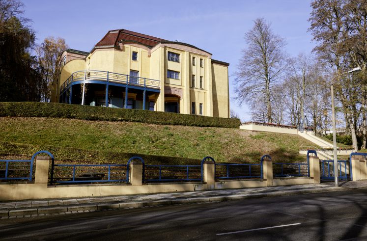 Villa Esche von der Straße aus fotografiert / dpa