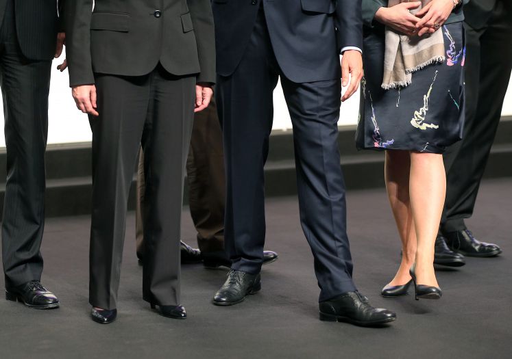 Männliche und weibliche Vorstandsmitglieder der Deutschen Telekom stehen am 16.05.2013 in Köln (Nordrhein-Westfalen) auf der Hauptversammlung zusammen.