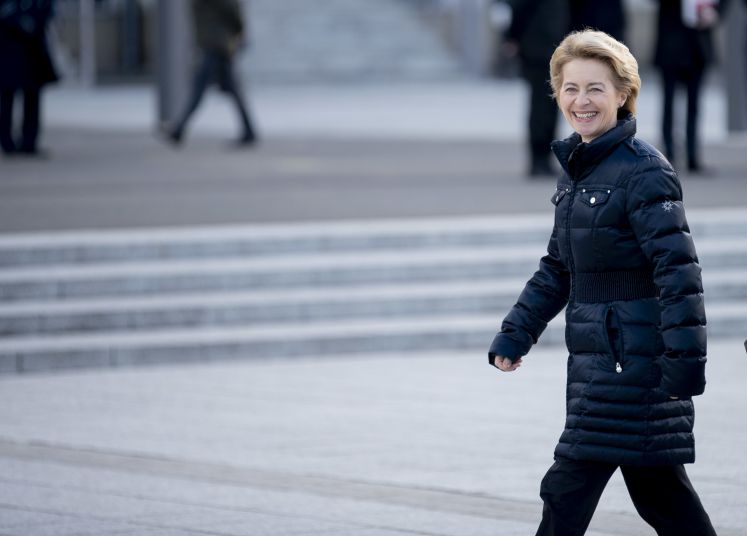 Ursula von der Leyen (CDU), Verteidigungsministerin, geht vor dem Empfang der indischen Verteidigungsministerin Sitharaman mit militärischen Ehren durch den Hof des Verteidigungsministeriums. 