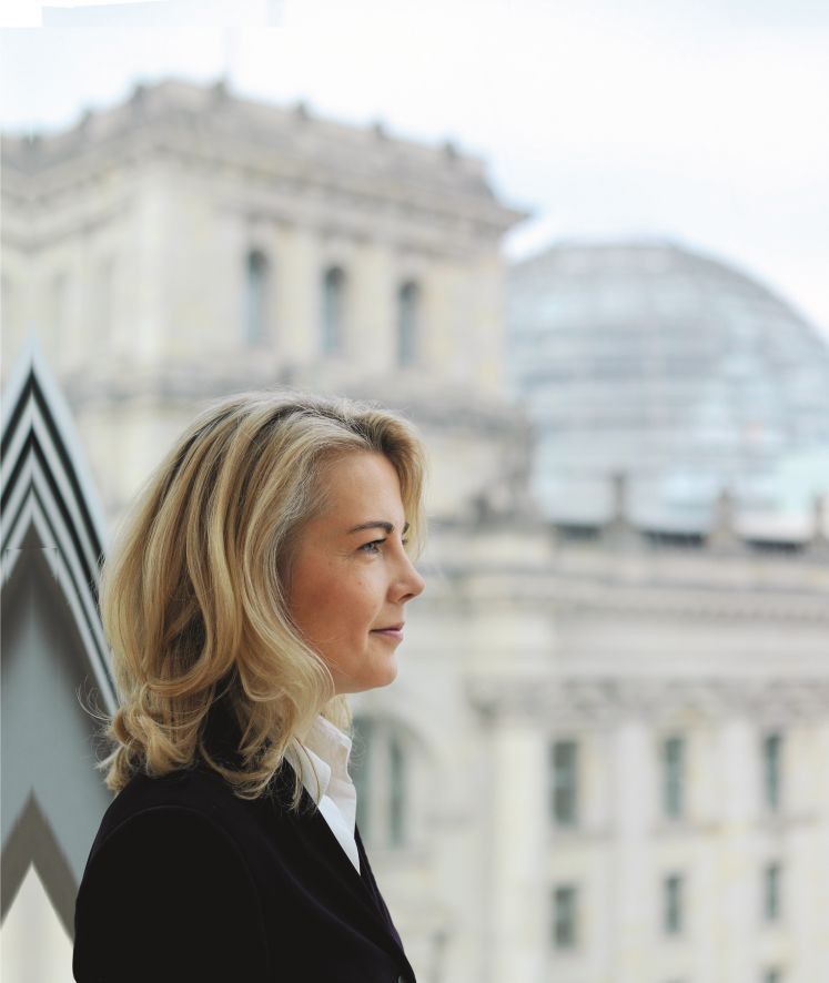Linda Teuteberg im Profil, im Hintergrund die Reichstagskuppel