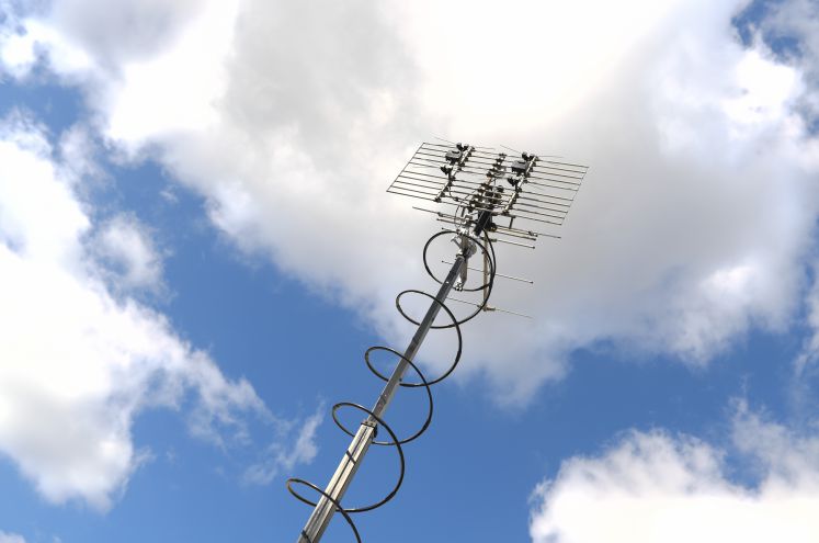 : Eine Messantenne FT01 ragt am Rande der Auktion von 5G-Mobilfunkfrequenzblöcken am Mainzer Technik-Standort der Bundesnetzagentur aus einem Messfahrzeug.
