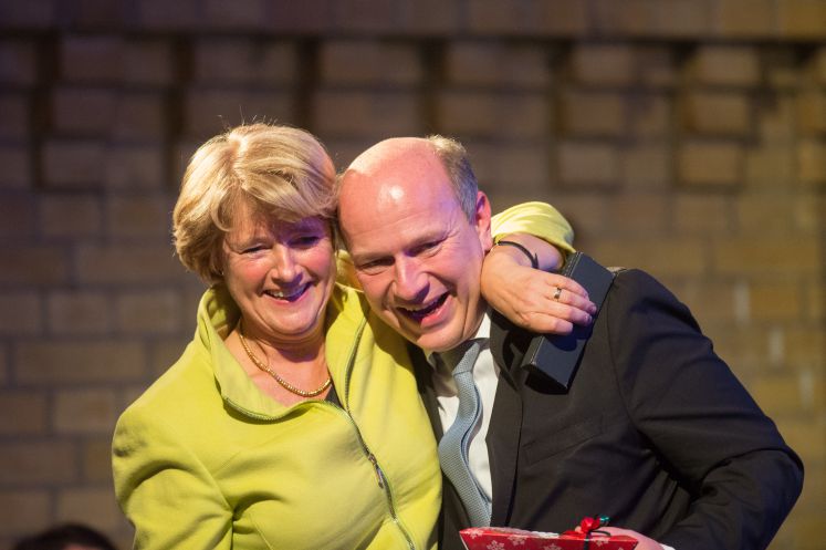 Kulturstaatssekretärin Monika Grütters umarmt am 02.12.2016 in Berlin in der Kulturbrauerei den Generalsekretär der Berliner CDU, Kai Wegner. Dort kamen die Parteimitglieder zum Landesparteitag zusammen, um einen neuen Landesvorstand zu wählen.