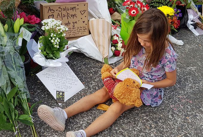 Ein Mädchen trauert nach dem Anschlag in Christchurch