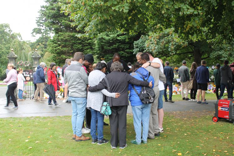 Trauernde Menschen legen Blumen an einen Zaun in den Botanischen Gärten. Bei einem Anschlag auf zwei Moscheen in Christchurch am 15.03.2019 sind mindestens 50 Menschen getötet worden.