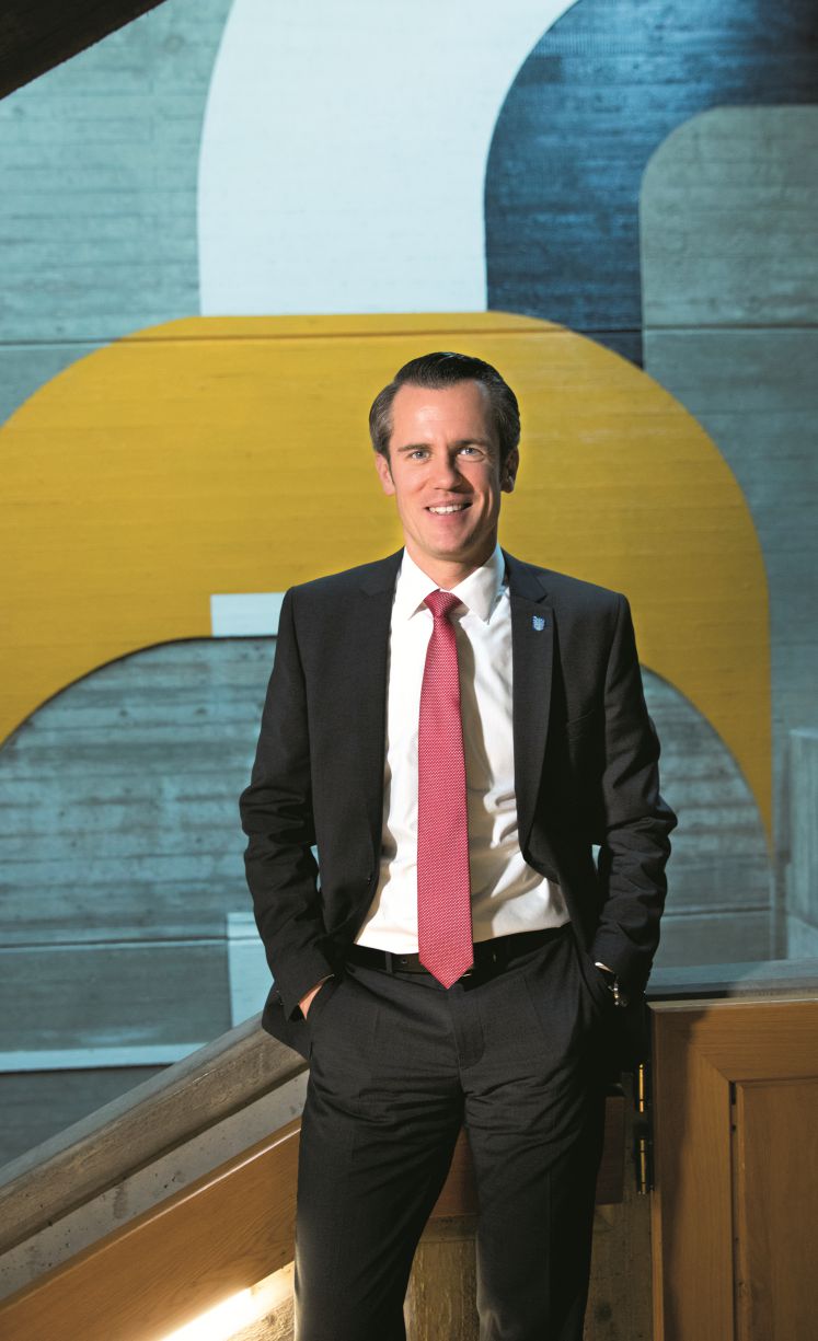 Felix Schwencke posiert mit beiden Haenden in den Hosentaschen für die Kamera