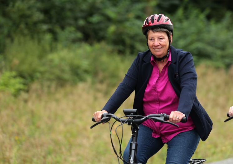 Barbara Hendricks auf dem Fahrrad