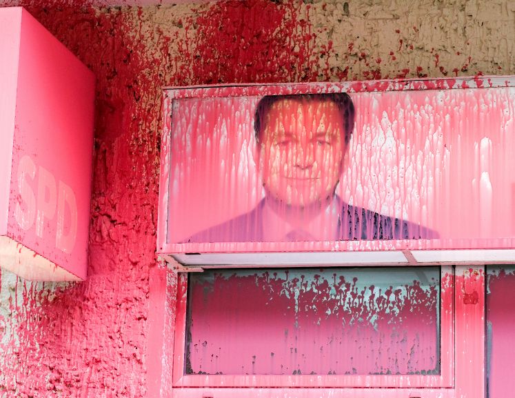 Das Wahlkreisbüro des Berliner Innensenators Andreas Geisel (SPD) wurde mit Farbbeuteln und Pflastersteinen beworfen