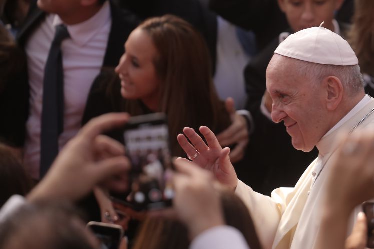 24.01.2019, Panama, Panama-Stadt: Papst Franziskus (r) winkt Gläubigern zu bei seinem Besuch des Außenministeriums von Panama. Der 34. Weltjugendtag wird bis Sonntag den 27.01.2019 in Panama-Stadt gefeiert.