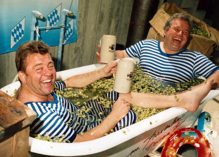 Dietrich Sailer (r), der Chef der Traditionsbrauerei "Hofbräuhaus Traunstein", sitzt am 20.4.1999 in Bernau am Chiemsee mit seinem Angestellten Josef Schumacher in einer mit Bier und Hopfen gefüllten Badewanne. Sailer will im Juni direkt am Ufer des Chiemsees, nur wenige hundert Meter von der Autobahn München-Salzburg entfernt, eine Erlebnis-Gaststätte eröffnen. Attraktion des drei Millionen Mark teuren "Badehauses" in Bernau-Felden soll eine von unten beleuchtete Bier-Badewanne mitten im Gastraum sein, in 