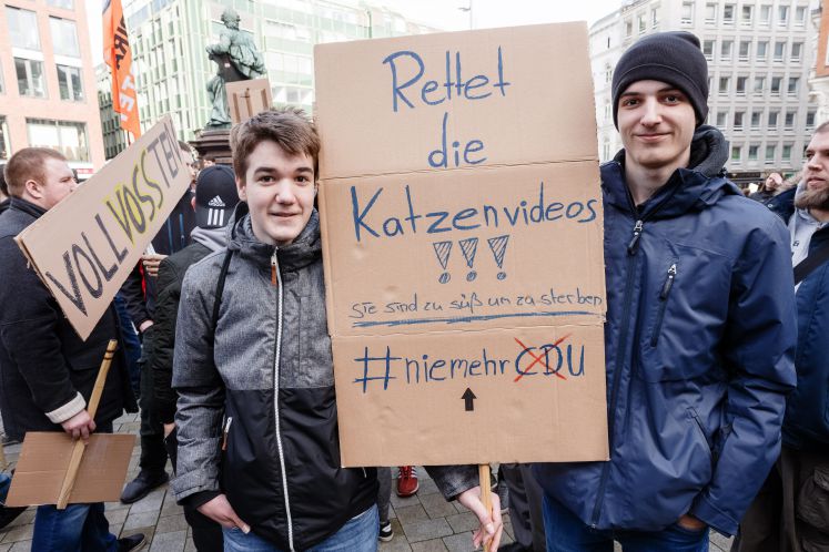 Demonstranten halten auf dem Gänsemarkt in Hamburg ein Schild mit der Aufschrift "Rettet die Katzenvideos!!! Sie sind zu süß, um zu sterben. #Nie mehr CDU".