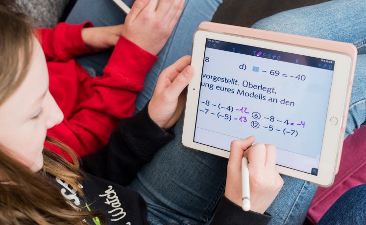 07.03.2019, Niedersachsen, Gehrden: Schüler einer 7. Klasse lernen mit iPads im Matheunterricht an der Oberschule Gehrden in der Region Hannover. Die Oberschule Gehrden gehört bei digitalen Lernen zu den führenden Schulen in Deutschland. Seit sieben Jahren - und damit schon lange vor dem Digitalpakt der Bundesregierung - findet der Unterricht hier auf eigene Initiative fast komplett in digitaler Form statt. Von den Erfahrungen profitieren nun viele andere Schulen bei der Digitalisierung. 