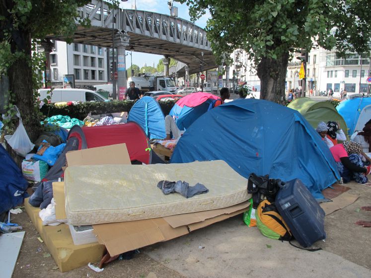 In der Nähe der Metrostation Stalingrad in Paris, Frankreich, stehen am 13.9.2016 Zelte von Migranten. Seit Monaten bilden sich in der französischen Hauptstadt immer wieder solche ungenehmigten Elends-Camps unter Hochbahnlinien oder unter freiem Himmel. Foto: Nina Bärschneider/dpa