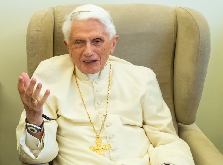 01.06.2018, Vatikanstadt: Der emeritierte Papst Benedikt XVI. (M) empfängt den bayerischen Ministerpräsidenten Söder zu einem Gespräch.