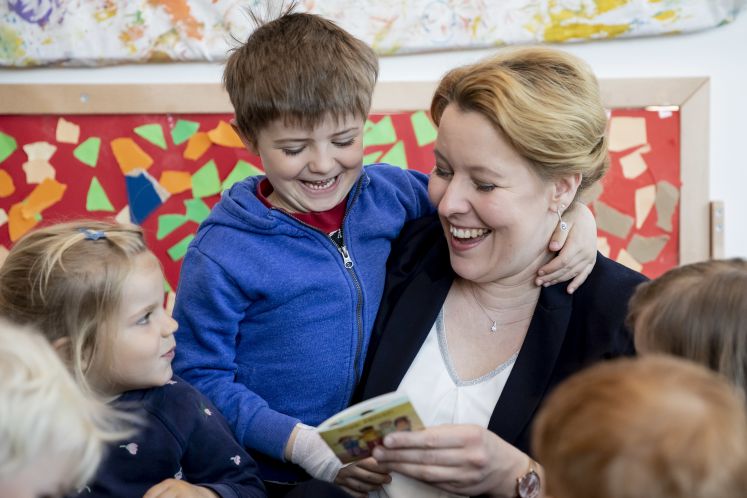 5.04.2019, Berlin: Franziska Giffey (SPD), Bundesfamilienministerin, sitzt mit Kindern in einer Kita, bei der Vorstellung des neuen Pixi-Buchs mit dem Titel «Stopp, PRIVAT!» zu Kinderrechten und Privatsphäre. Die Ministerin las den Kindern etwas aus dem Büchlein vor.