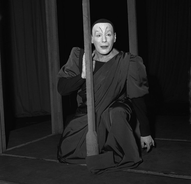 Gustaf Gruendgens als Mephisto waehrend einer Auffuehrung der Hamburger Gruendgens-Inszenierung des Faust im Rahmen der Berliner Festwochen im September 1959