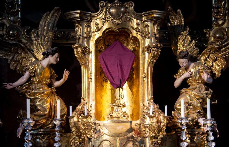 Ein verhülltes Kruzifix