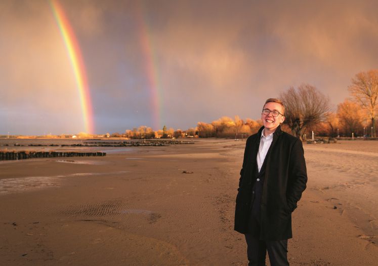 Der CDU-Bundestagsabgeordnete Philipp Amthor am Stettiner Haff in Ueckermuende, im Hintergrund ein doppelter Regenbogen