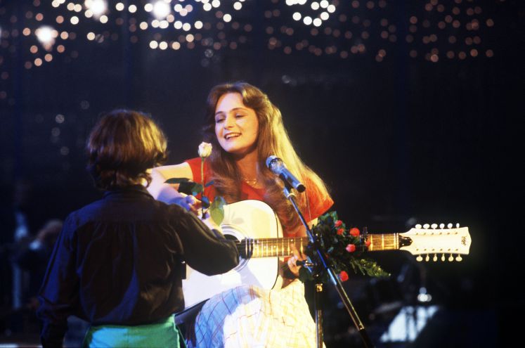 Sängerin Nicole bekommt eine Rose von einem Kind