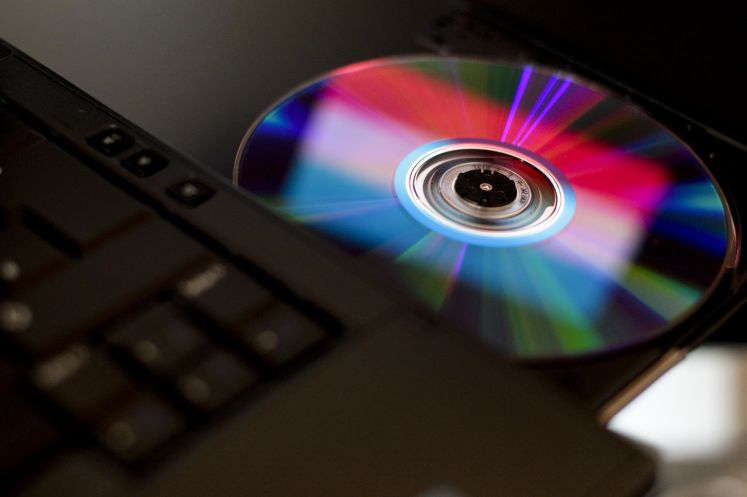  Das Logo der HSBC-Bank und die Fahne Luxemburgs spiegeln sich in einer CD