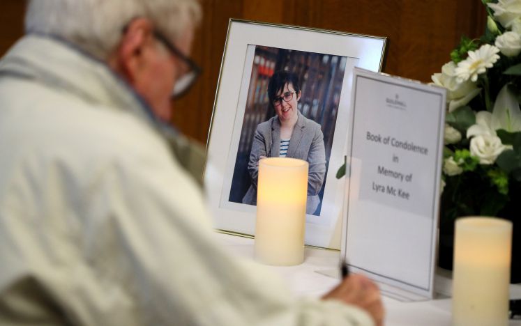 Menschen unterzeichnen ein Kondolenzbuch für die ermordete Journalistin Lyra McKee in der Guildhall in Londonderry