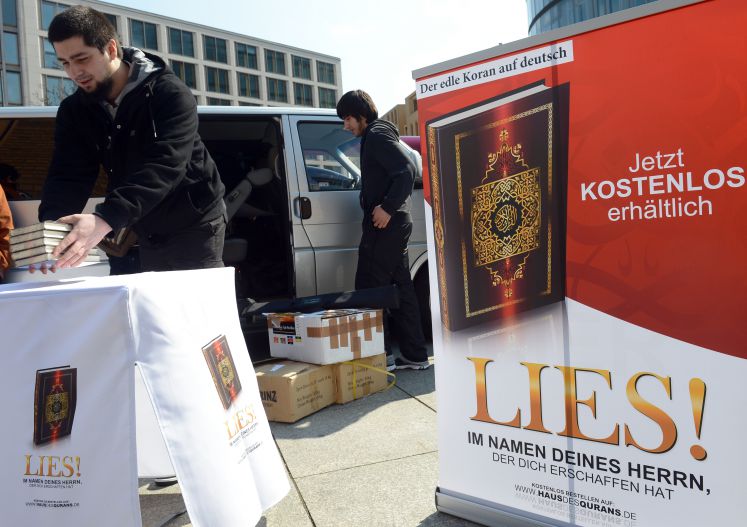 Salafisten verteilen den Koran in Berlin